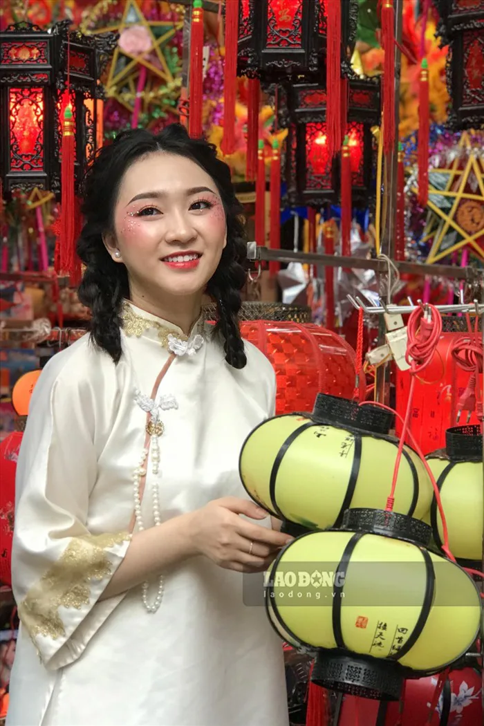 Ngắm những cô gái xinh xắn trên phố Hàng Mã trước Tết Trung thu