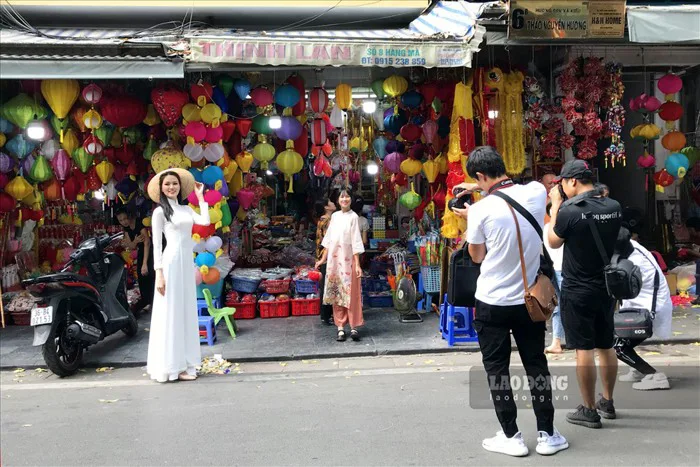 Ngắm những cô gái xinh xắn trên phố Hàng Mã trước Tết Trung thu