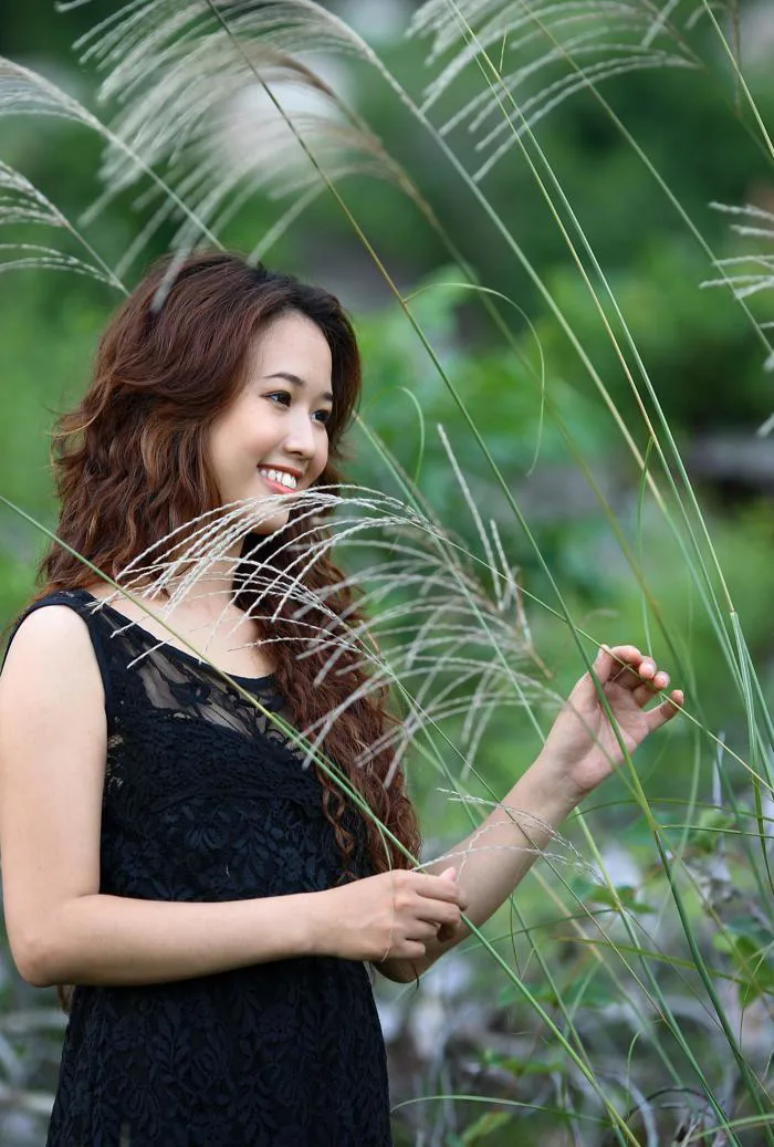 Hình ảnh miễn phí: Thiên nhiên, cỏ, cô gái xinh đẹp, khu vườn xinh đẹp,  người phụ nữ, mùa hè, chân dung, nụ cười
