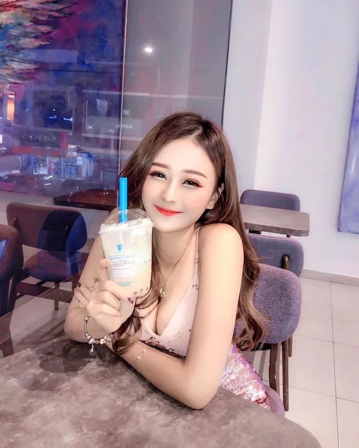 anh-gai-xinh-uong-tra-sua-1