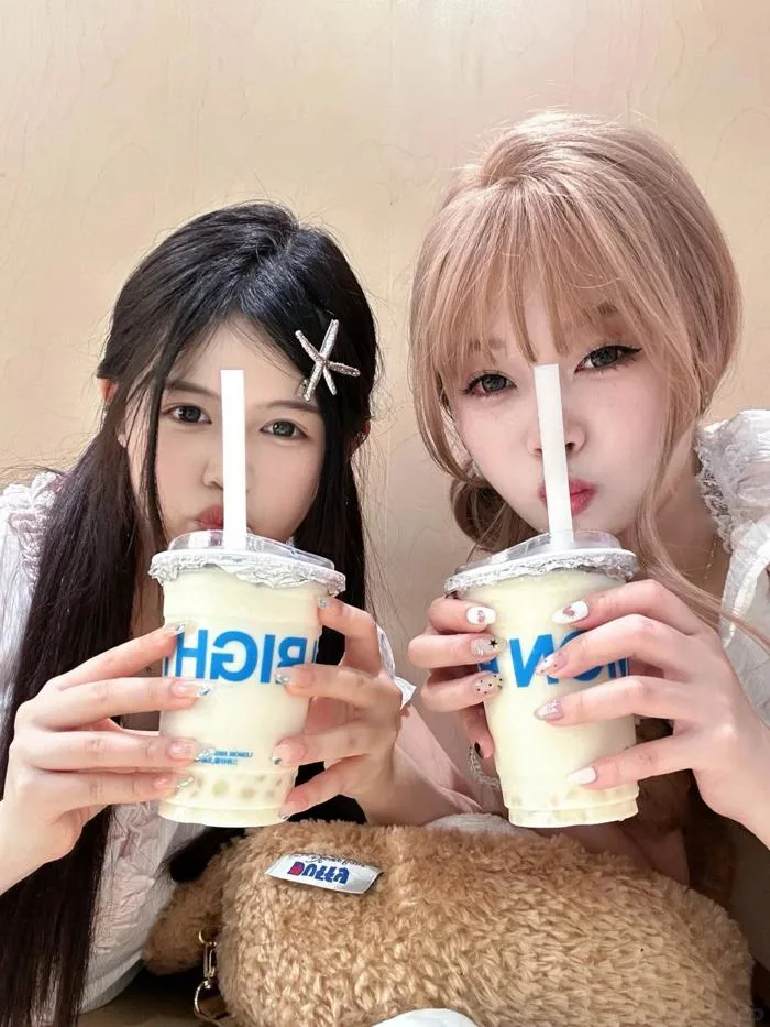 20+ cách tạo dáng chụp ảnh với trà sữa thần thái, thu hút ngàn like