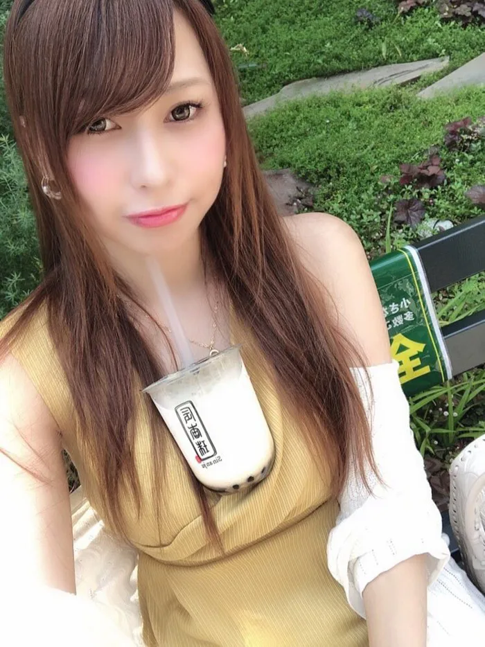 Trào lưu mới siêu bổ mắt của các hot girl Nhật Bản: Thử thách uống trà sữa  bằng ngực 