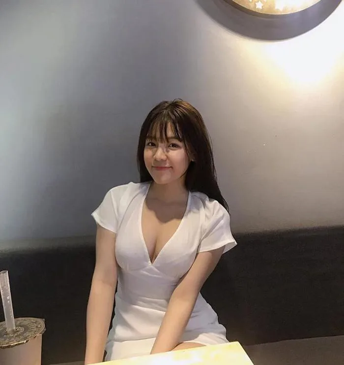Đi uống trà sữa nhưng ai cũng tập trung vào vòng 1 bốc lửa của bạn gái Văn  Lâm