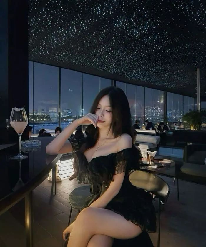 Suit nữ | Ảnh nữ che mặt, Ảnh nụ cười, Người đẹp