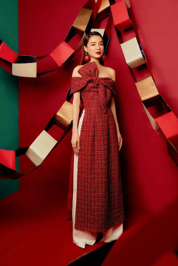 Váy đỏ, áo choàng xinh nhưng hơi quen thuộc, năm nay hội con gái đang mê  mệt mẫu áo dài Noel vải tweed này cơ!