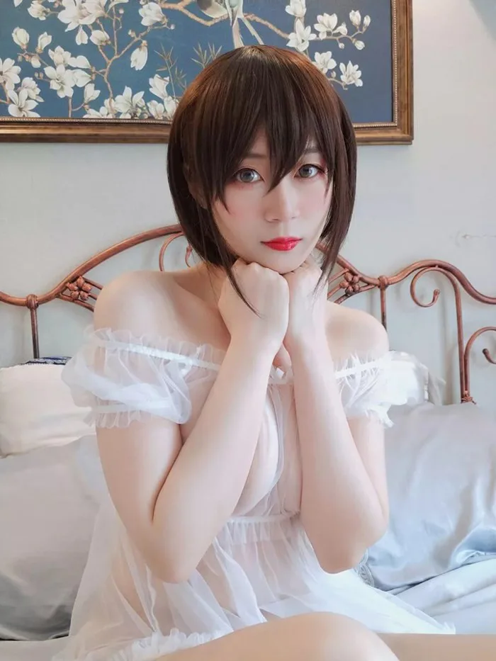 Em gái xinh như thiên thần khi diện váy ren trắng mỏng tang khoe thân hình  bốc lửa