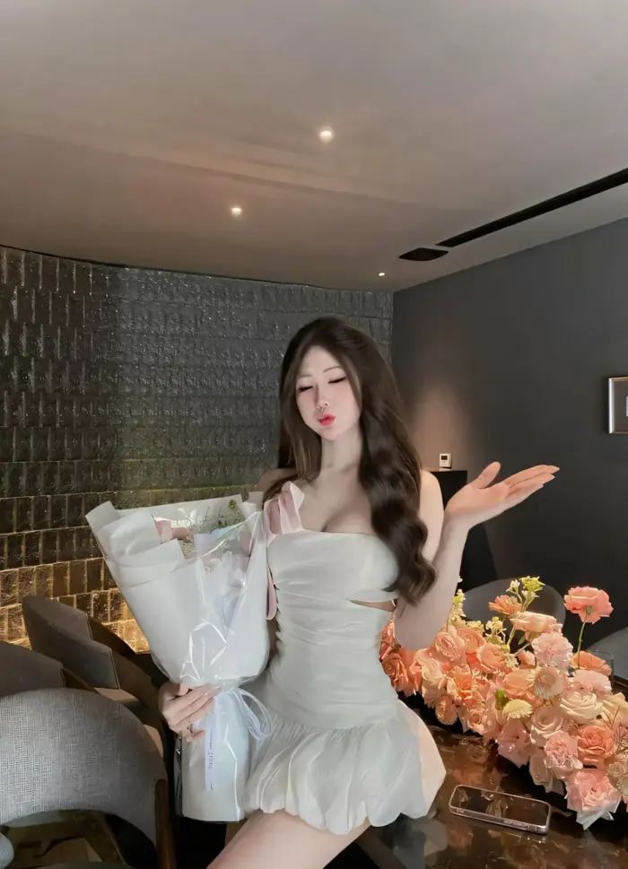 50+ Ảnh Gái Xinh Mặc Váy Trắng (Ngắn) Che Mặt, Sexy Trước Gương
