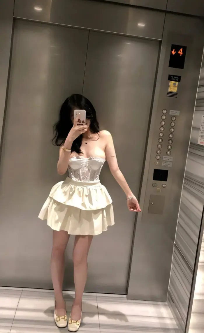 50+ Ảnh Gái Xinh Mặc Váy Trắng (Ngắn) Che Mặt, Sexy Trước Gương