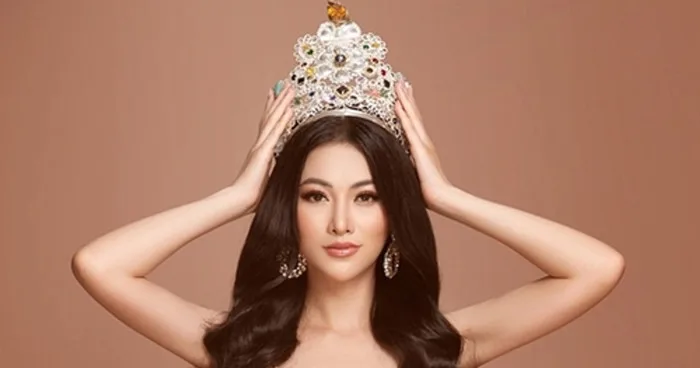 Phương Khánh chụp ảnh với vương miện Miss Earth 3,5 tỷ đồng