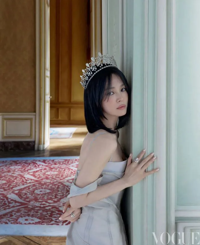 Quốc bảo nhan sắc” xứ Hàn khiến MXH bùng nổ khi hóa thân thành “nữ hoàng  ngái ngủ”, đội vương miện 106 năm tuổi