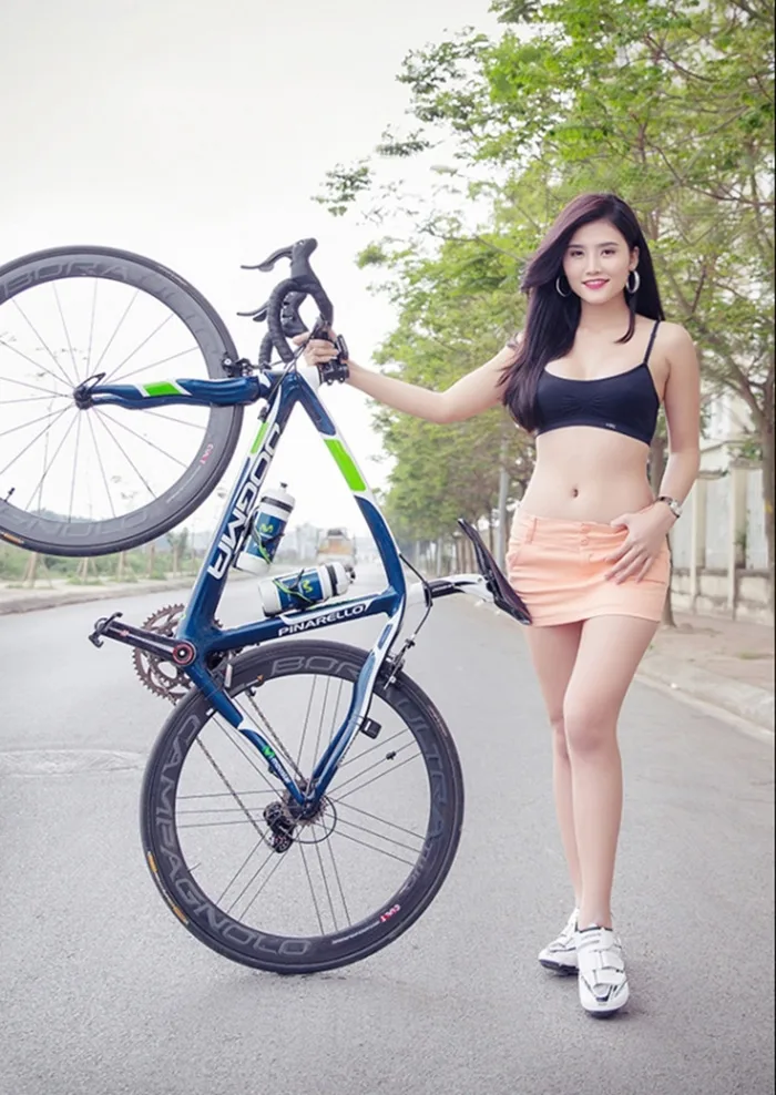 Người mẫu ghi dấu bên xe đạp thể thao