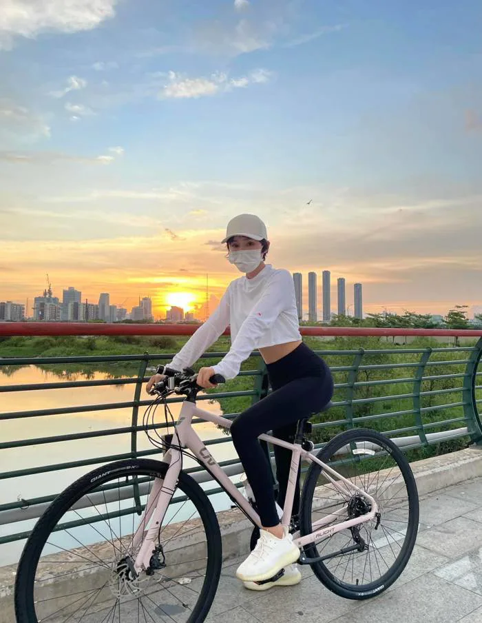 Hot girl Lê Bống diện đồ nổi bật khi đạp xe theo trào lưu