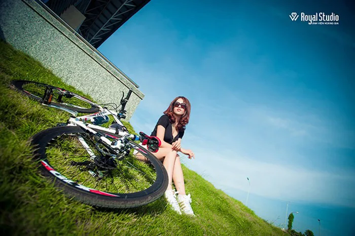Người mẫu ghi dấu bên xe đạp thể thao