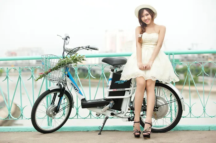 Cô nàng xinh đẹp xuống phố với chiếc xe đạp điện cực đáng yêu