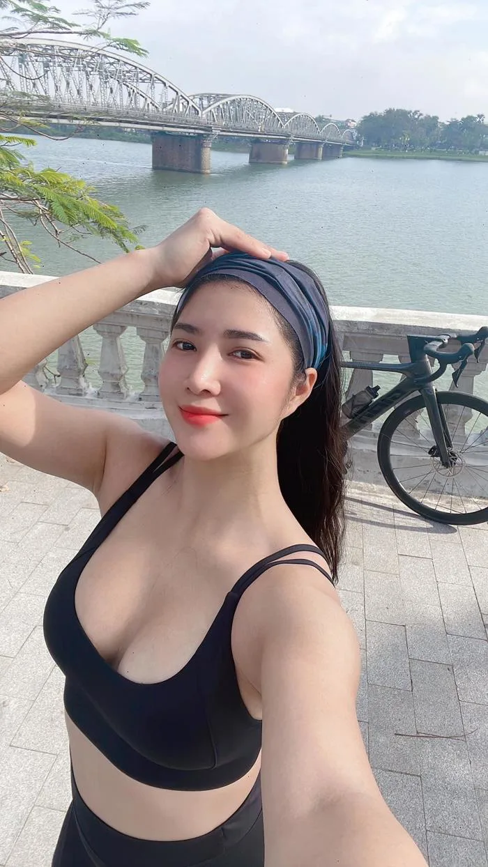 Hot girl' xe đạp một mình chinh phục đèo Hải Vân