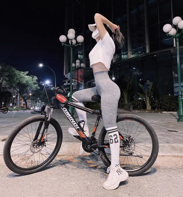 Hot girl Lê Bống diện đồ nổi bật khi đạp xe theo trào lưu