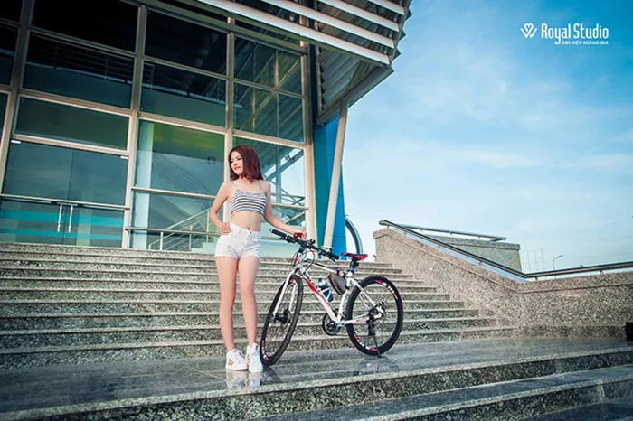 Người mẫu ghi dấu bên xe đạp thể thao
