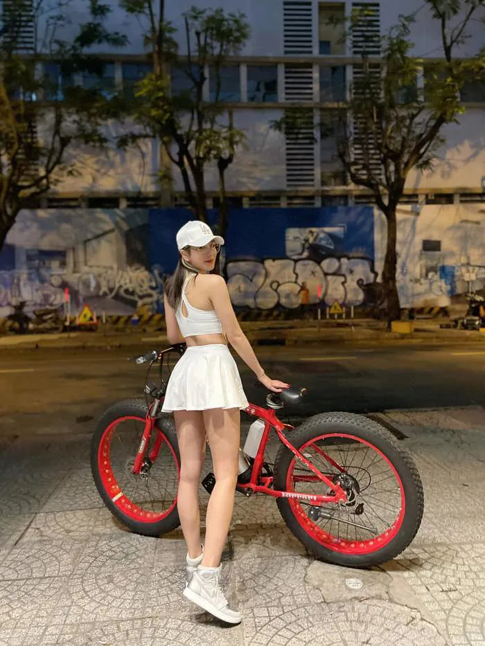 Loạt mỹ nhân Việt chuộng mặc trang phục gợi cảm đi xe đạp