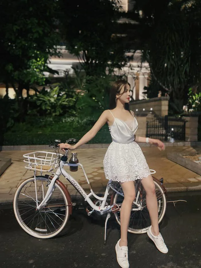 Hot girl Lê Bống diện đồ nổi bật khi đạp xe theo trào lưu