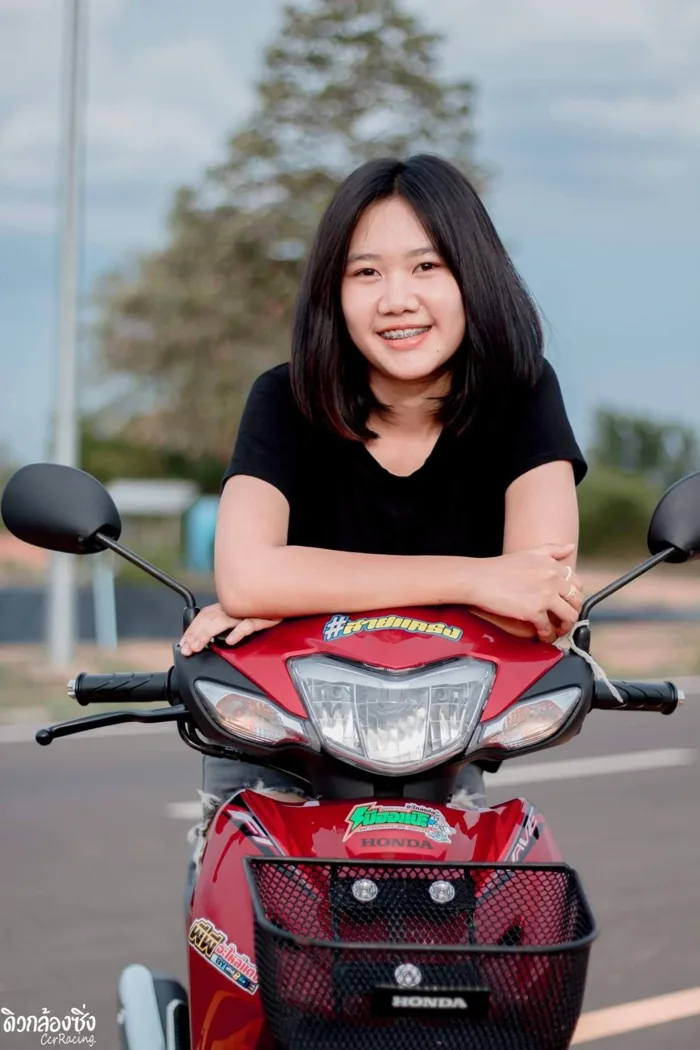 Bộ ảnh cô gái ngây thơ và chiếc xe độ hung hãn | 2banh.vn