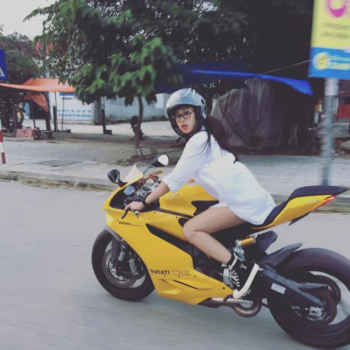 Thêm những hình ảnh xinh đẹp khó cưỡng của cô gái Huế cưỡi motor nửa tỷ