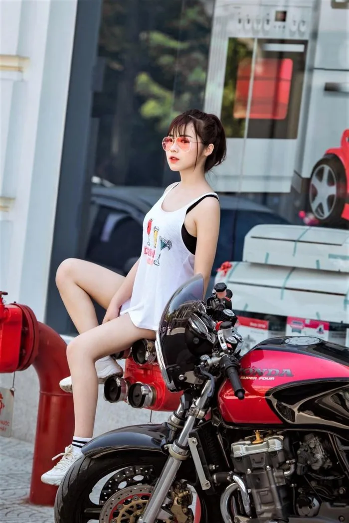 Hot girl xinh đẹp bên Honda CB1000R đốn tim cánh mày râu