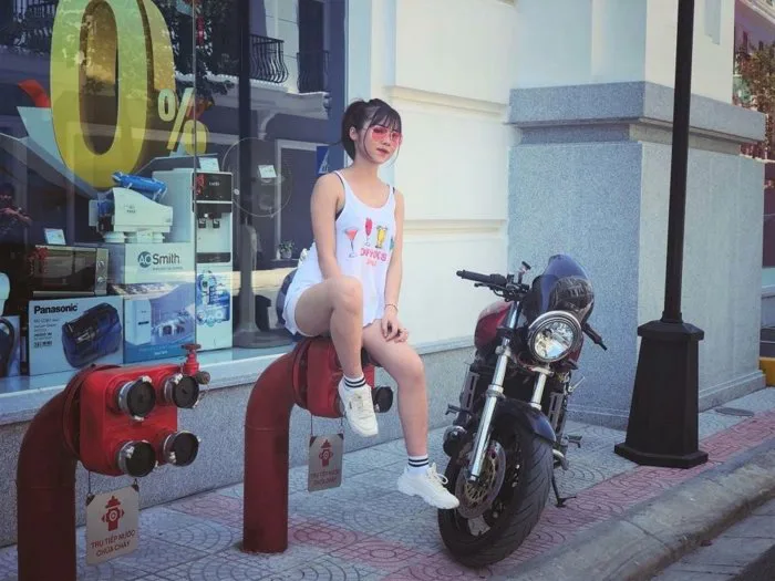 Hot girl xinh đẹp bên Honda CB1000R đốn tim cánh mày râu
