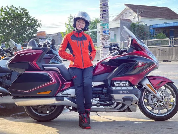 Nữ biker 9x xinh đẹp xuyên Việt trên chiếc motor 1800cc | Báo Dân trí