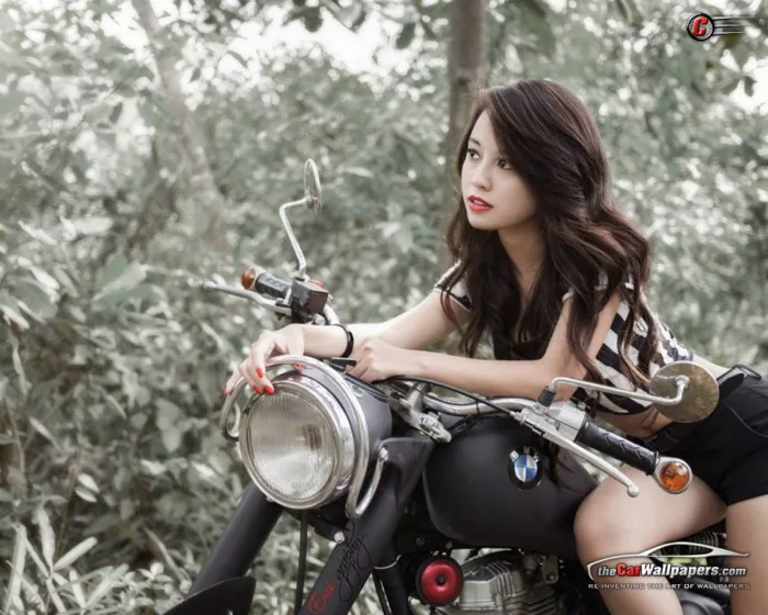 Ảnh đẹp] Hot girl Châu Á tạo dáng nóng bỏng bên các siêu xe PKL | 2banh.vn