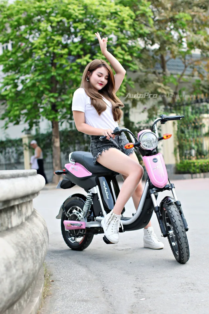 Cô nàng sexy của Kem Xôi khoe dáng bên xe điện