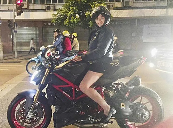 Hot girl Việt mê mô tô phân khối lớn