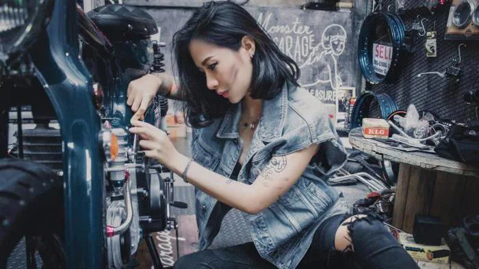 Người đẹp lấm lem trong gara sửa xe
