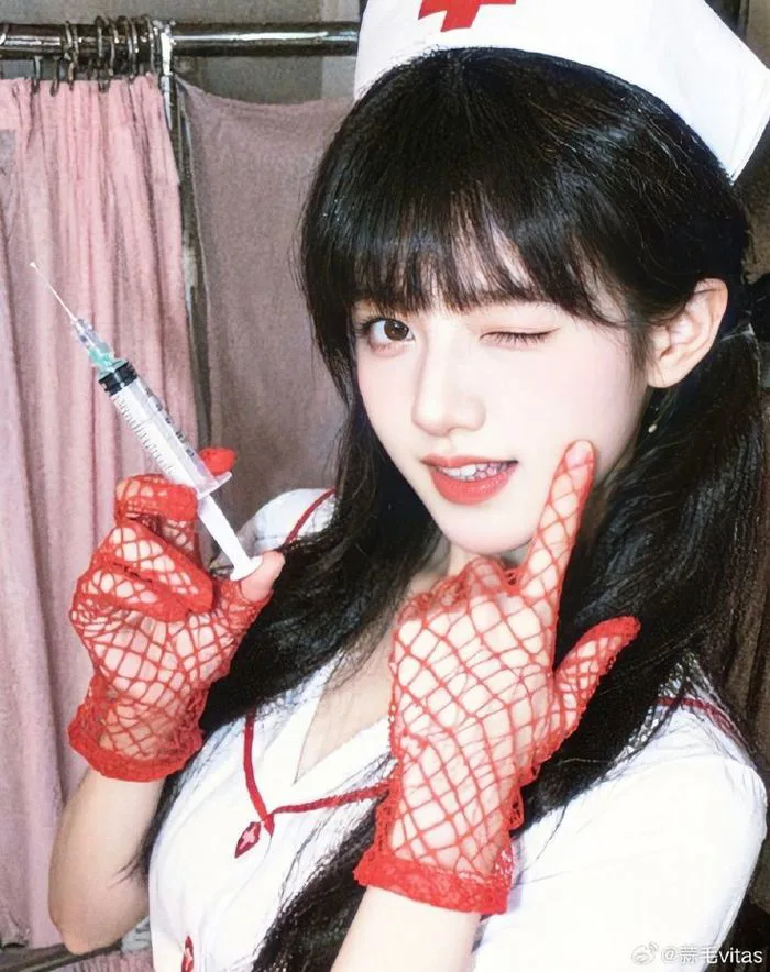 Tham khảo tư thế chụp ảnh | Nụ cười, Ảnh gái xinh cosplay, Nữ y tá
