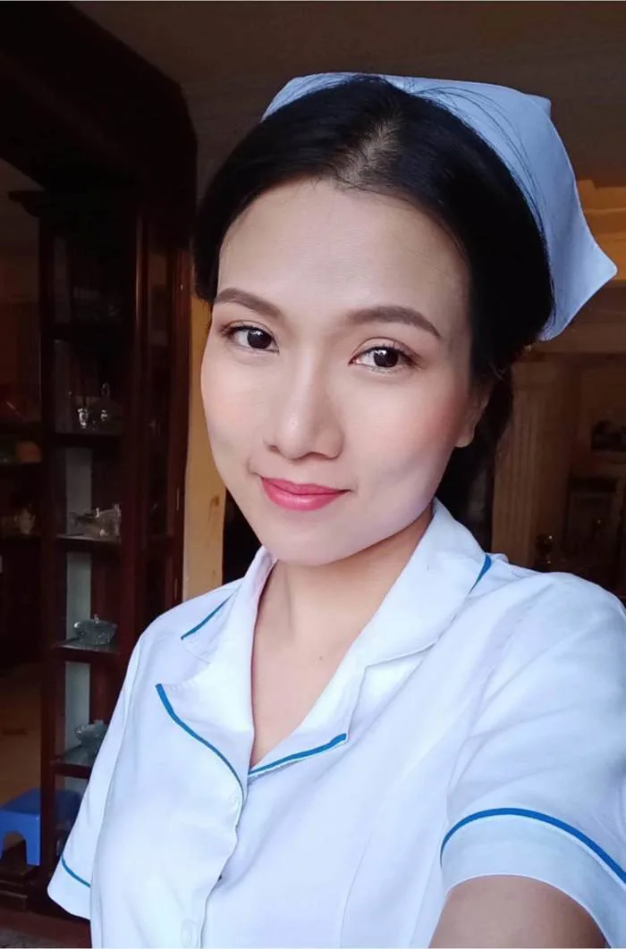 Nữ y tá hot nhất màn ảnh Việt, mẹ đi diễn kiếm tiền con ngủ trên yên xe máy