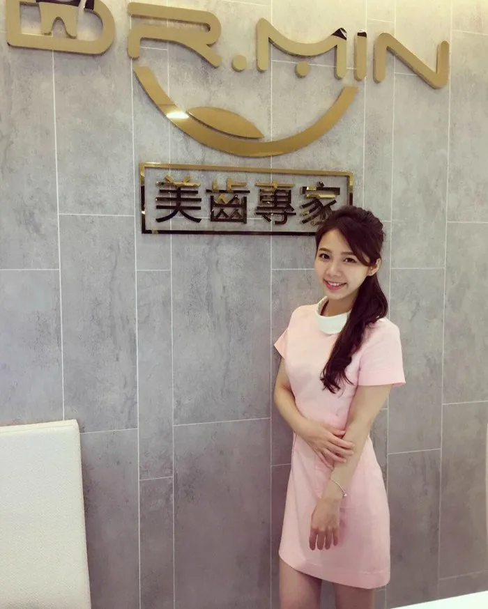 Nữ y tá nha khoa 9X quyến rũ khiến bao chàng trai không thể rời mắt