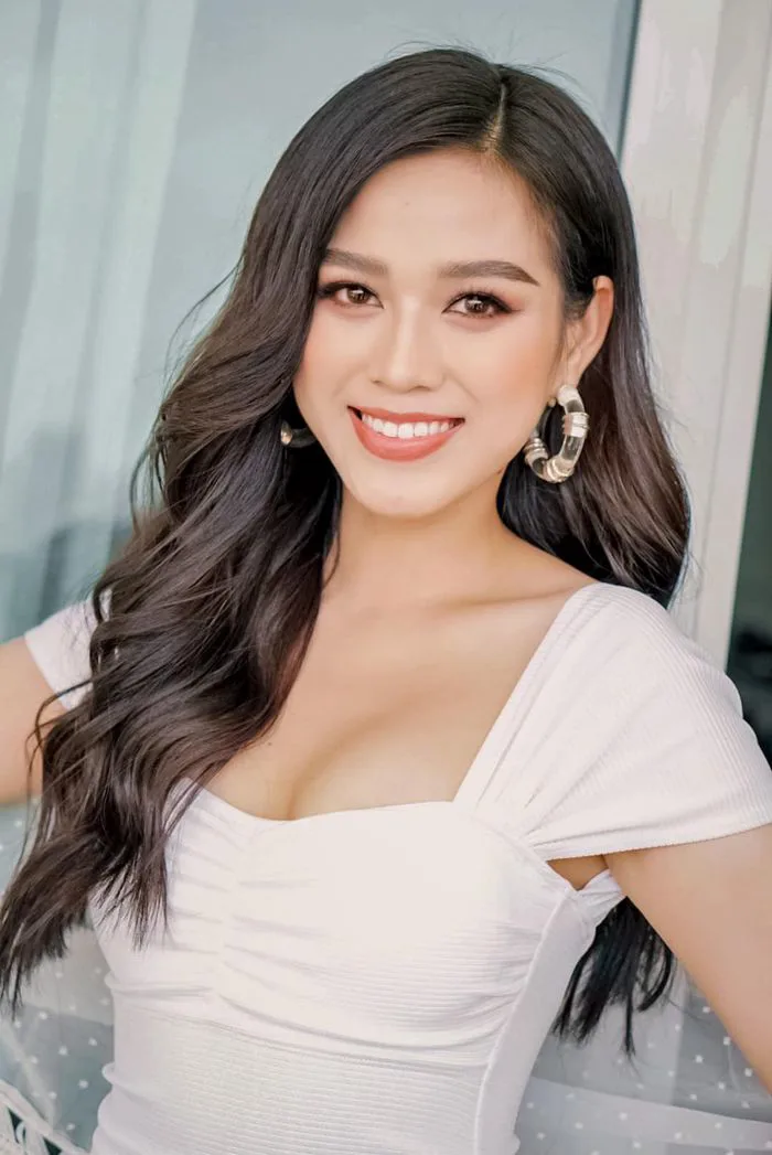 Hoa hậu cấy lúa” Đỗ Thị Hà khoe cận cảnh eo nhỏ bằng gang tay