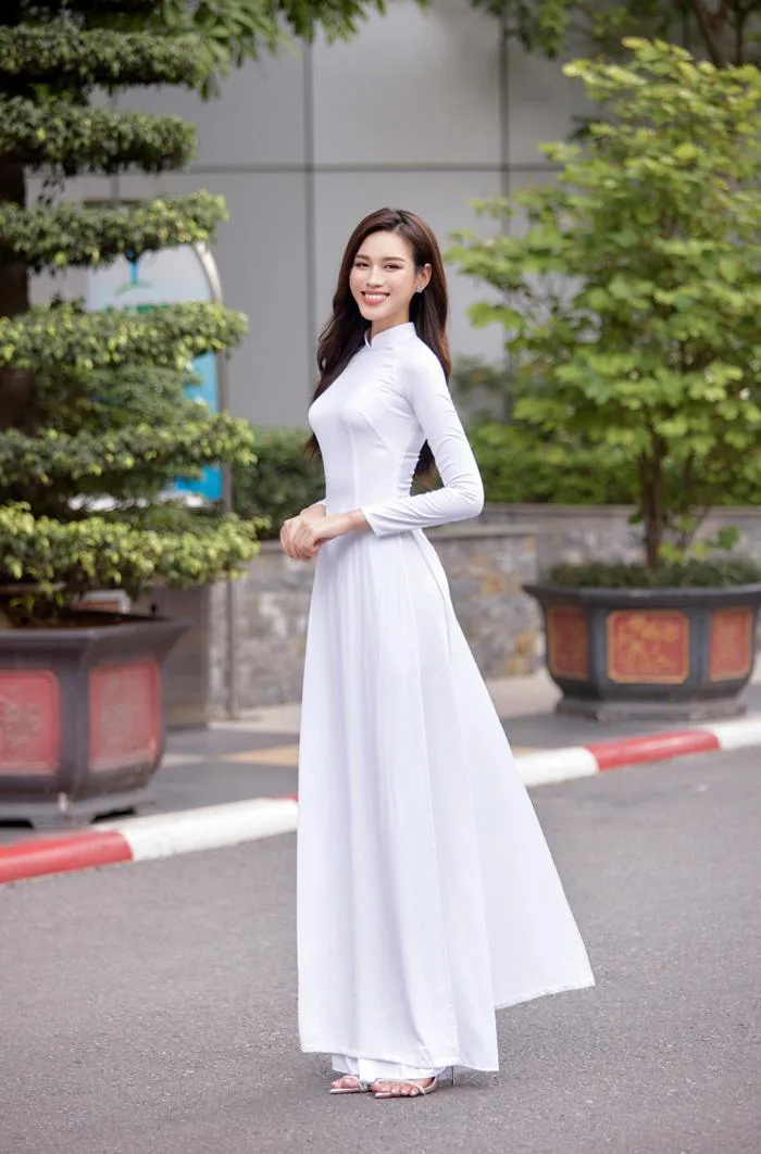 Hoa hậu Đỗ Thị Hà mặc áo dài trắng chụp ảnh kỷ yếu
