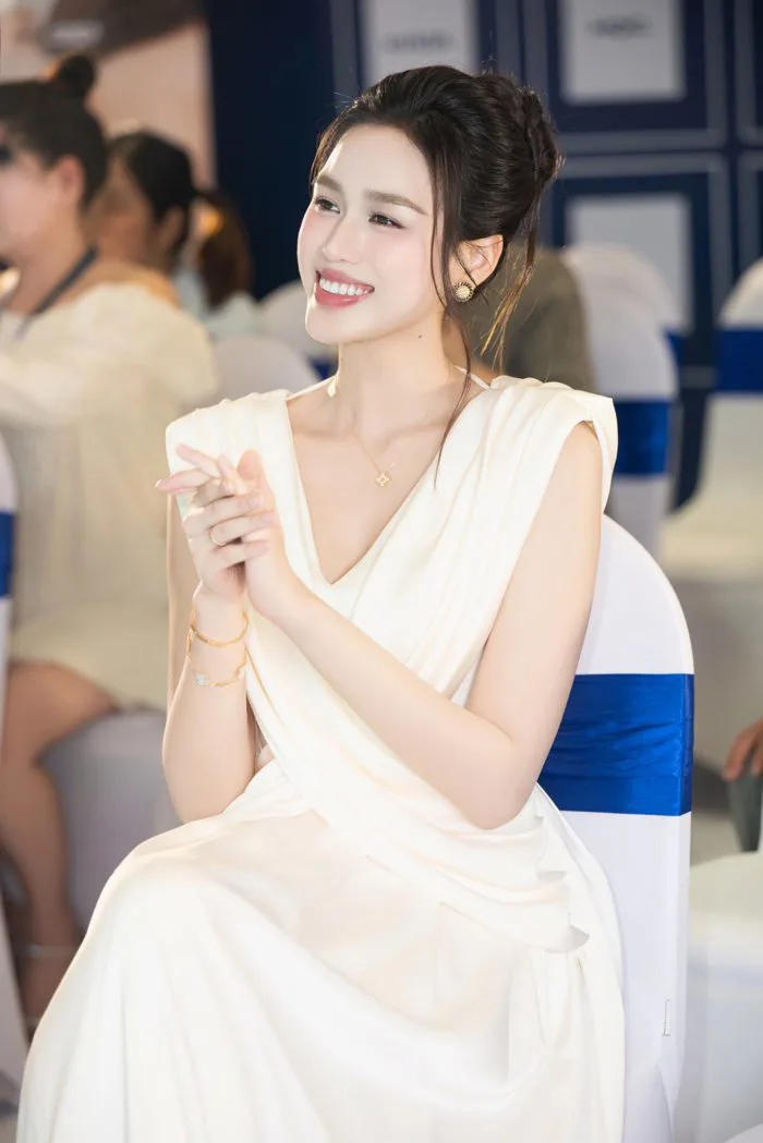 Hoa hậu Đỗ Thị Hà tăng 5kg vẫn gây bão với visual trong trẻo