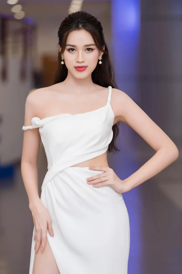 Hoa hậu Đỗ Thị Hà khoe khéo đường cong quyến rũ