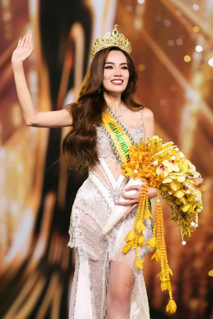 Hoa hậu đẹp nhất thế giới năm 2022 quyến rũ với đầm của nhà thiết kế Việt |  Báo Dân trí