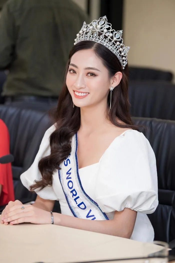 Những nàng Hậu sở hữu trình ngoại ngữ 