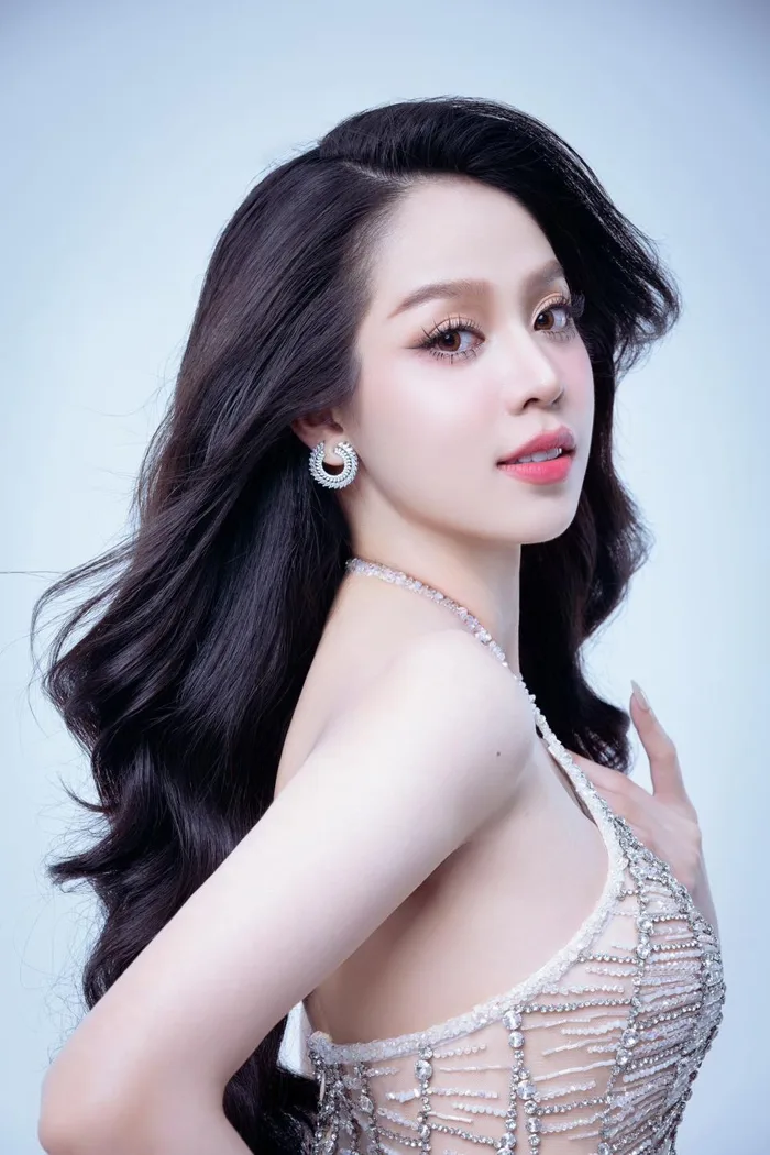 Hoa hậu Thanh Thủy khoe bộ ảnh quyến rũ ở tuổi 22