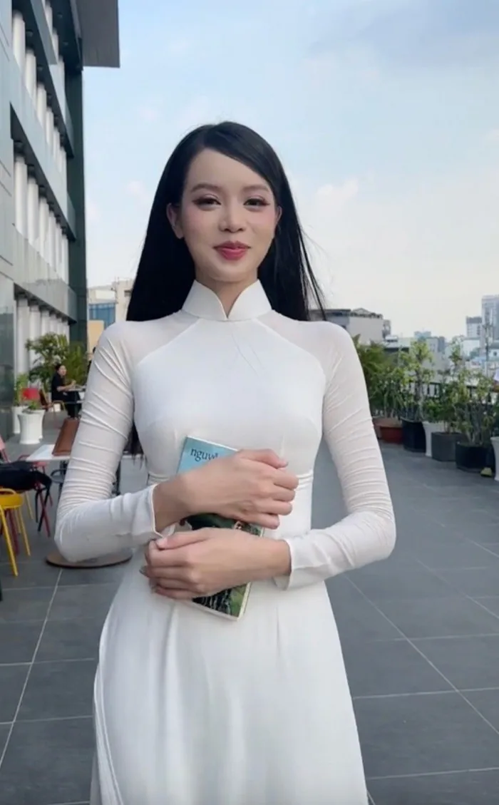 Hoa hậu Thanh Thủy duyên dáng với áo dài, bày tỏ niềm tự hào khi được  