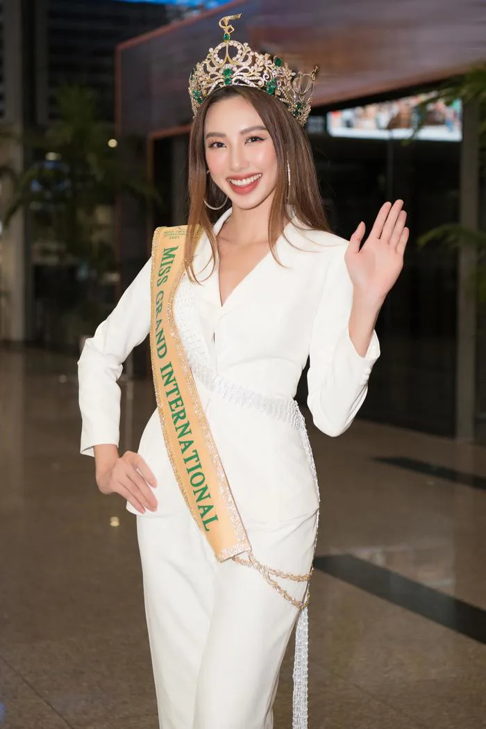 Hoa Hậu Thùy Tiên về Việt Nam