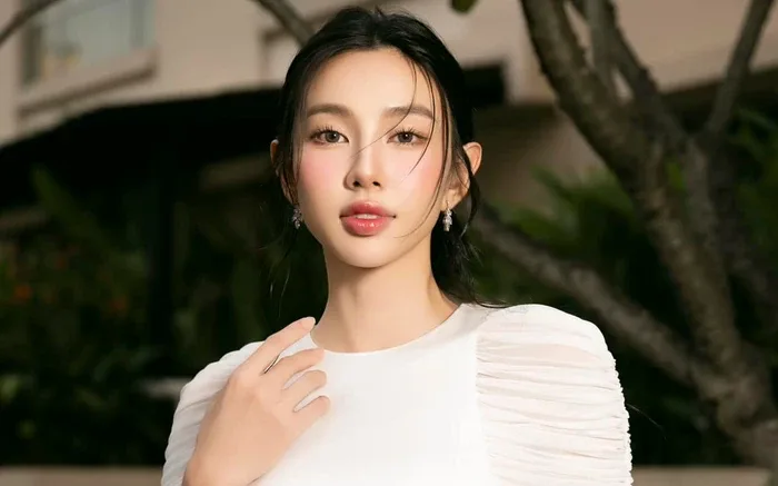 Thái độ lạ của Hoa hậu Thùy Tiên - Saostar.vn