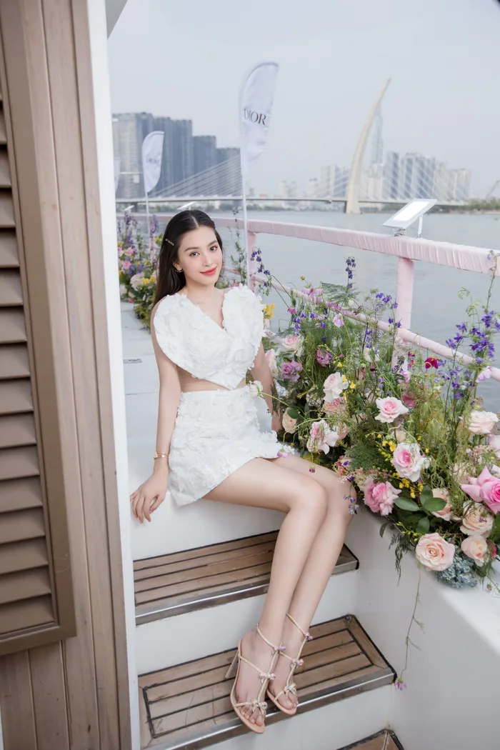 Hoa hậu Tiểu Vy tung loạt ảnh mới, cư dân mạng xuýt xoa - Báo Người Lao Động