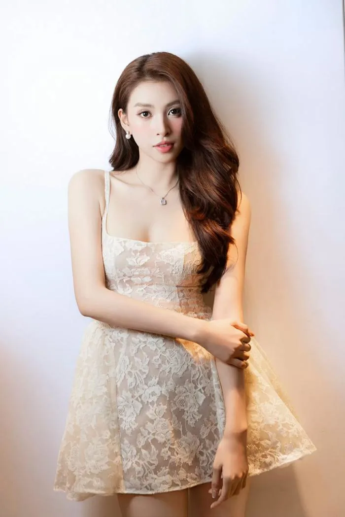 Ngắm bộ ảnh đẹp nên thơ của Hoa hậu Trần Tiểu Vy
