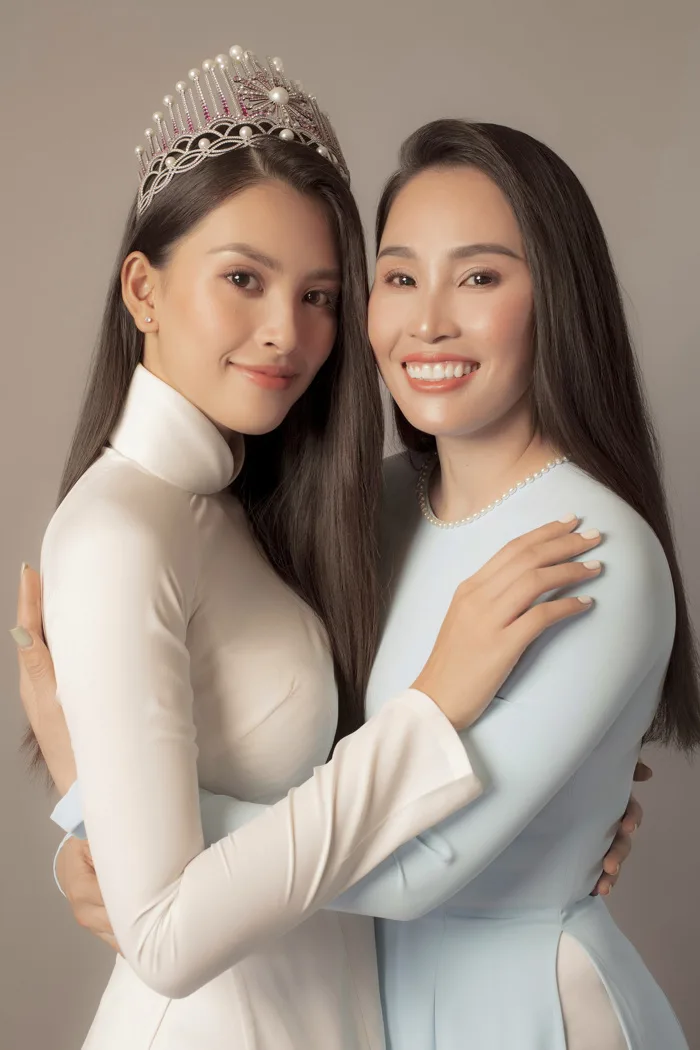 Hoa hậu Tiểu Vy khoe bộ ảnh bên mẹ nhân ngày 20/10