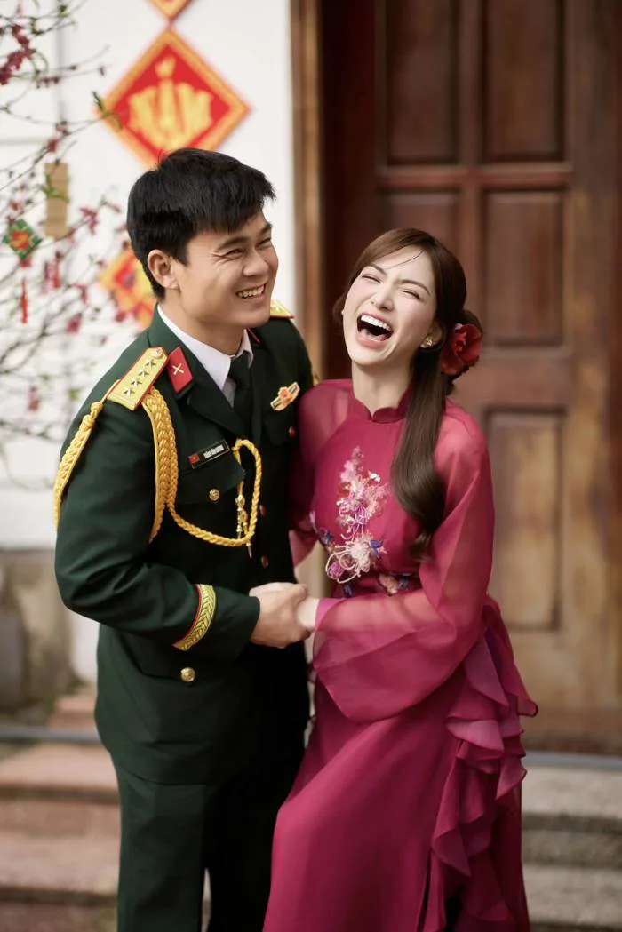 Rộ ảnh Hoà Minzy mặc váy xoè lộng lẫy như cô dâu đón khách