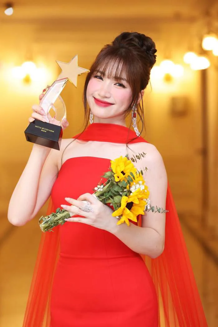 Fan tràn vào chúc mừng khi Hòa Minzy, Văn Mai Hương đồng loạt khoe cúp Cống  hiến